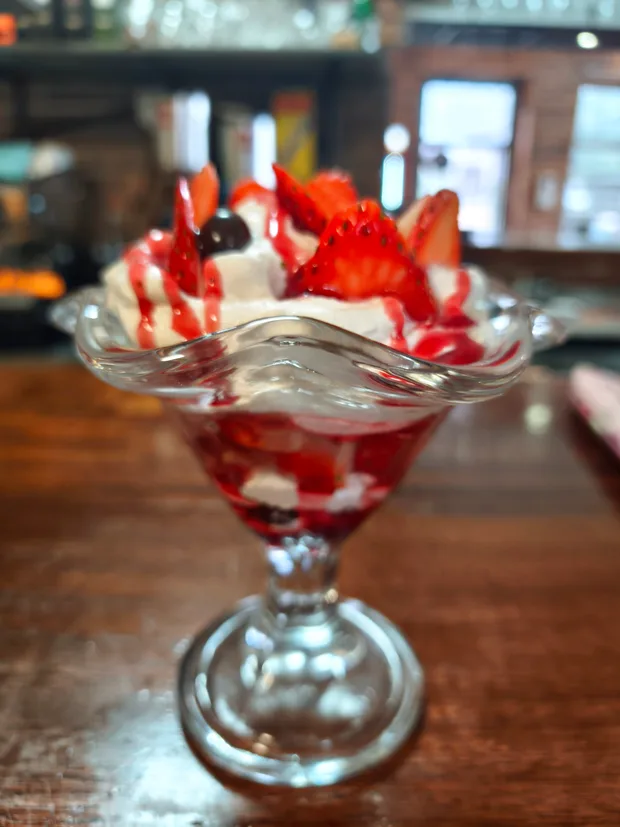 Postre casero de fresas con nata de Bar Las Chimeneas.