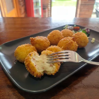 Ración de croquetas caseras de Bar Las Chimeneas.