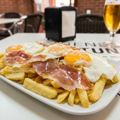 Plato de huevos rotos de Bar Las Chimeneas, para compartir.
